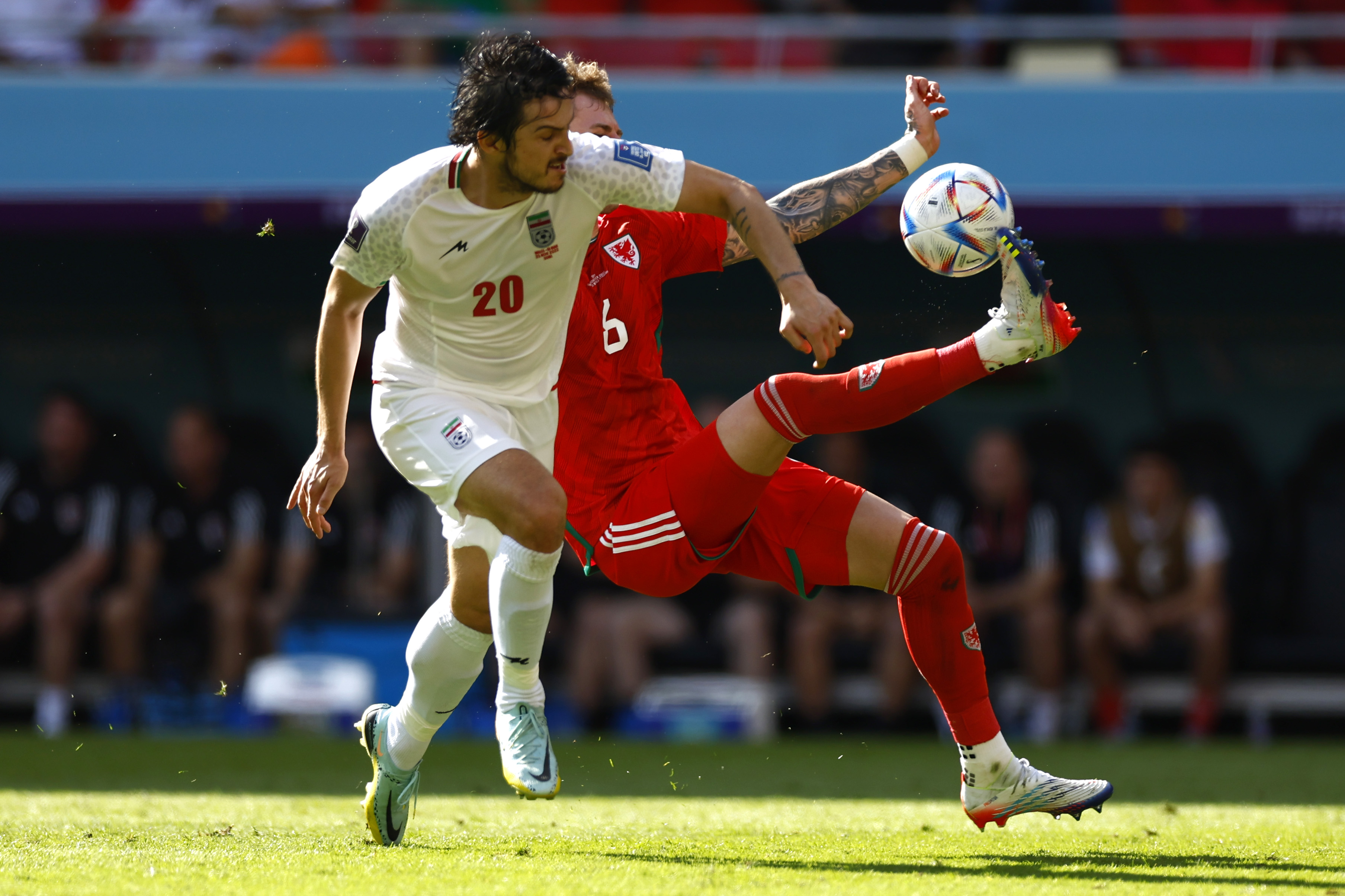 包含世界各国球员身手敏捷，比赛如火如荼的词条