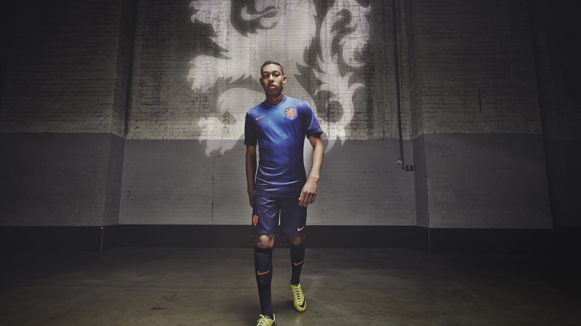 世界排名争夺战之夜，三笘薰防守端锁死对手，日本队战术转型的关键信号