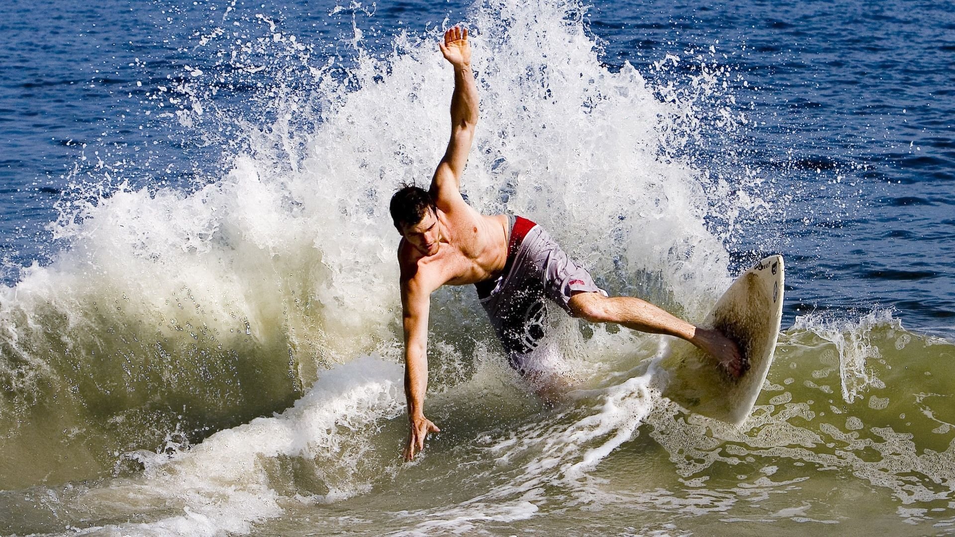 勇士对阵北京队，克莱持续制造杀伤，一场跨越篮球文化的攻防对话