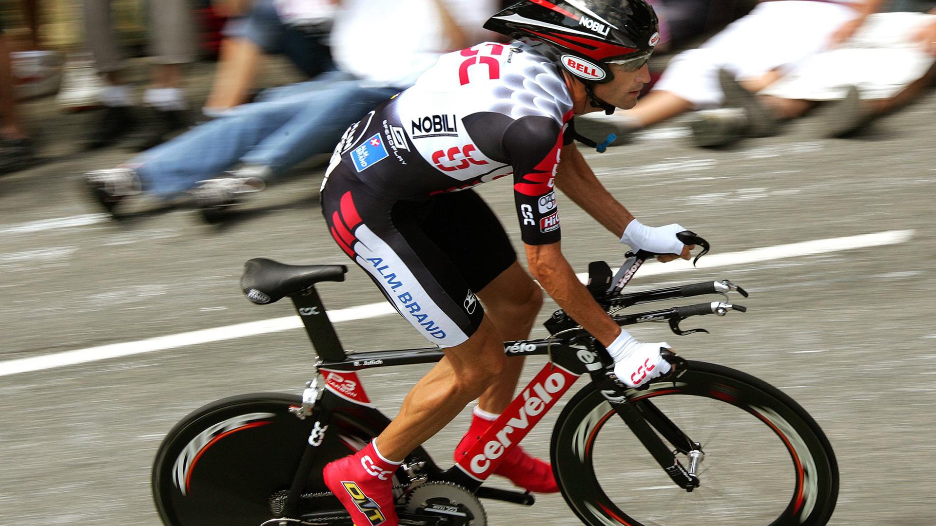 开云体育入口-银石之巅，当迈凯伦的橙焰吞噬红牛的钛翼，汉密尔顿以孤勇重写F1的王座法则